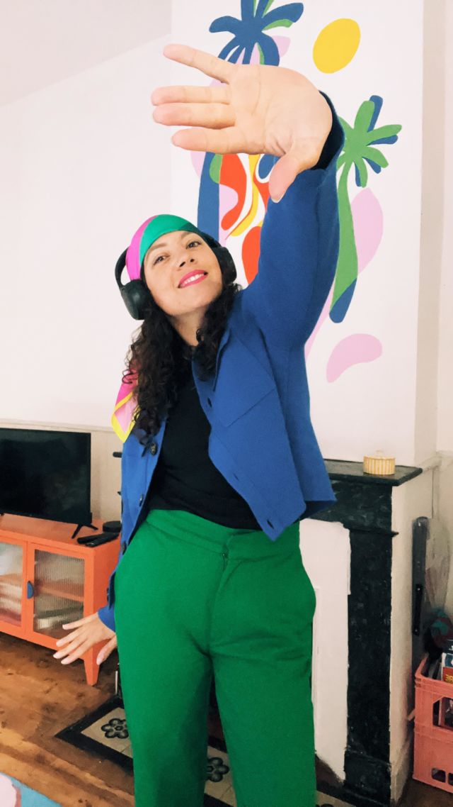 BAKITOP 💪🏽🔥 Ces derniers mois je vis une sacrée transformation professionnelle, je vois bien que les choses bougent ! D’un côté j’adore et de l’autre je suis flippée.

Quitter un domaine qui me fait manger pour aller vers mes passions ? J’avance et je recule entre la sécurité financière et le plaisir dans mon travail. Woooo quel dilemme. 

J’adore communiquer pour des projets qui m’inspirent 🎨 Je donne tout, je suis généreuse.

J’ai envie d’embrasser toutes mes facettes mais je vois bien que ça peut manquer de clarté en mode … elle fait quoi exactement elle ? 😂 Je me dirige beaucoup vers la com’ autrement tel que l’événementiel, la création de contenu photo très humaine (danse, mode et portraits pro), le bien-être via la danse intuitive, et je crois que je veux accompagner au delà de la com’. 

Je crois que j’aurais même mon propre concept à monter avec des bouts de chacune de mes compétences. Voilà je vous partage ça à chaud parce que tout n’est pas toujours clair lorsqu’on est à son compte. On vit de gros cycles , et chez moi c’est tous les 6 ans à peu près, je m’ennuie, j’ai besoin de me renouveller ! 

En tout cas je ne suis pas très riche par contre je me sens épanouie et heureuse intérieurement 🫶🏽😅

Tenue : gilet @sezane, pantalon @balzacparis et foulard sublime @charlieloonie et fresque @les_desseins_de_marine