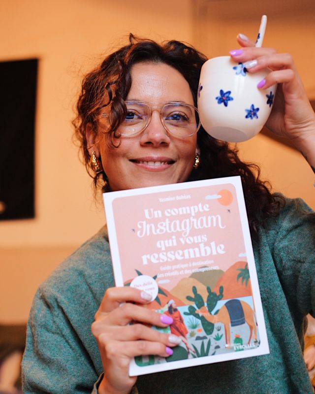 🎄 Concours terminé : Bravo @chamaille_et_vous tu remportes les cadeaux, écris-nous en MP 💌👏🏽

Un kit spécial pour entrepreneur.es 🎁 En collaboration avec Cécile @mernesporcelaine , ancienne élève de ma formation Instacool (et créatrice de céramiques magnifiques 🤩), on vous gâte pour cette fin d’année. 

Vous le savez, j’ai une petite obsession pour la céramique, alors quoi de mieux qu’une tasse et une cuillère assorties pour bien commencer la journée ? 

À gagner : ☕ Une tasse unique avec sa cuillère assortie créée par Cécile 📚 Mon livre dédié à la communication, parfait pour bien démarrer 2024
✨ Vous pouvez aussi offrir ce joli kit à vos proches ! Nous ferons en sorte qu’il arrive sous le sapin à temps. 🎅
 (PS : Le chat ne fait pas partie du lot. 🐾)

Pour participer : 1️⃣ Abonnez-vous à @mernesporcelaine et @bonjourlasmala.communication 2️⃣ Invitez 2 entrepreneurs en commentaires 3️⃣ (Optionnel, mais apprécié 💕) Partagez un visuel en story  
⏳ Durée du concours : 48 heures 📅 Fin des participations : mercredi 11 à 23h59 🏆 Le ou la gagnante sera annoncé(e) jeudi 12 au matin !
Bonne chance à tous, et à vos commentaires ! 🎉

#concoursfrance #calendrierdelavent #idéecadeau #ceramiquefrancaise #communicationdigitale #livreentrepreneur